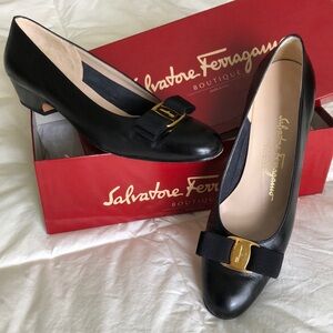 Vintage Salvatore Ferragamo black smooth leather classic shoe style in 8 1/2 AA